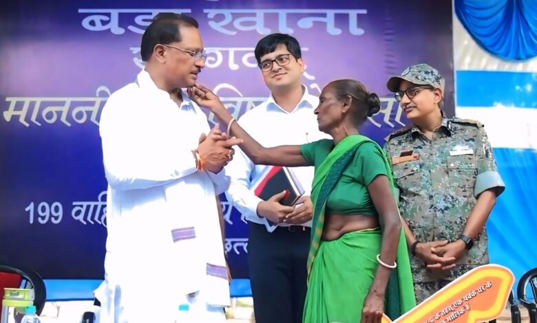 Moments of happiness... when a mother showed her affectionate trust towards CM Sai