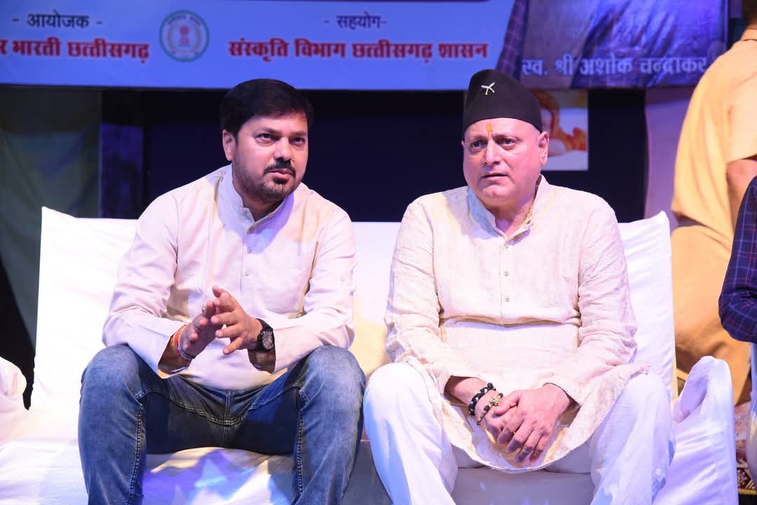 Color Sanskar Festival: Two big stars on one stage, Chhattisgarhi cinema superstar Anuj Sharma joined Hindi film world's famous actor Manoj Joshi in the closing ceremony of 'Rang Sanskar Festival'