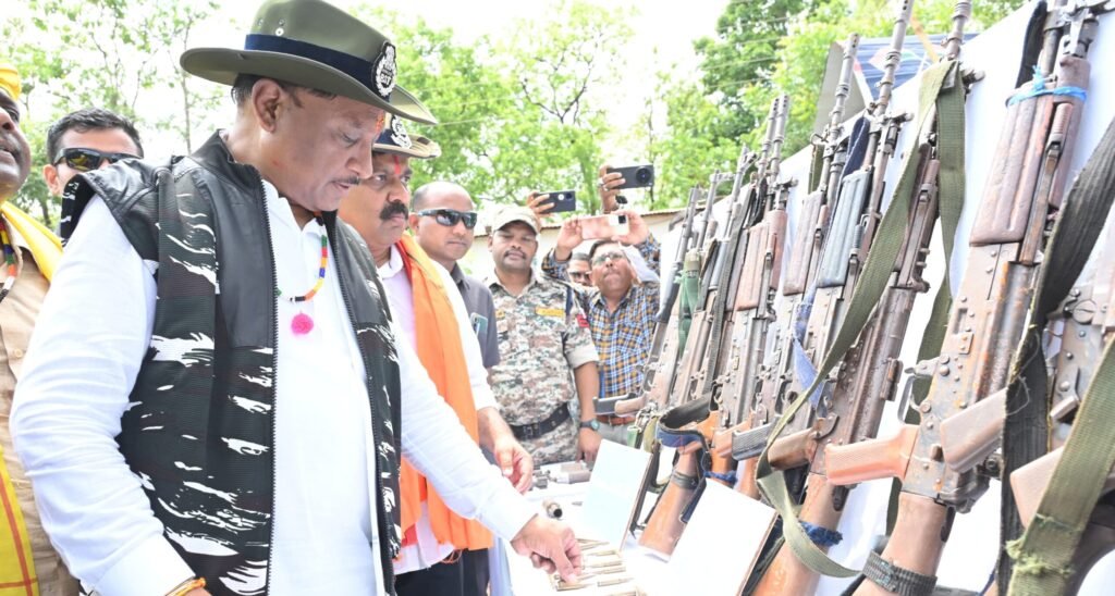 CM Vishnu : जवानों के बुलंद हौसलों से मिटेगा नक्सलवाद का कलंक, मुख्यमंत्री साय ने बासिंग स्थित बीएसएफ कैम्प पहुंचकर की जवानों की हौसला अफजाई, 21 मई को माओवादियों के साथ हुई मुठभेड़ में मिली ऐतिहासिक कामयाबी पर जवानों को दी बधाई