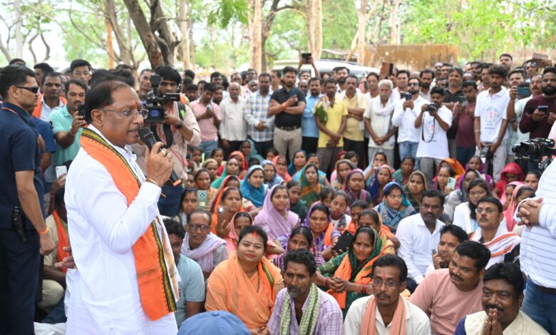 CM Vishnu: I feel like a family member here amongst you, Chief Minister's flying machine landed in village Kanakbira of Sarangarh-Bilaigarh district, announced construction of culvert in drain, Mangal Bhawan, girls hostel and Panchayat Bhawan