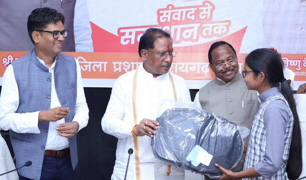 Raigad Dist. : मुख्यमंत्री ने प्रतिभावान विद्यार्थियों को किया सम्मानित, लैपटॉप-टैबलेट भेंट कर बढ़ाया उत्साह