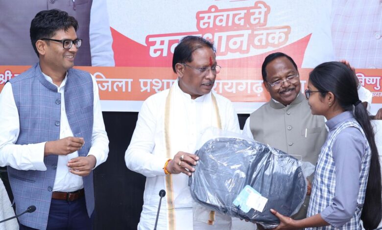 Raigad Dist. : Chief Minister honored talented students, boosted their enthusiasm by presenting laptops and tablets