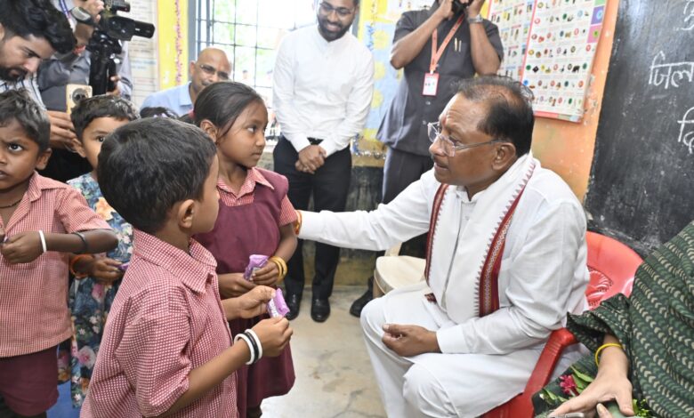 Sushasaan Tihar 2025: On the tour of Sushasan Tihar, the Chief Minister suddenly reached the Anganwadi center of Mandri village, met the children with affection, took stock of the arrangements of Anganwadi