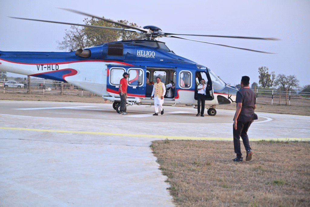 Sushasan Tihar 2025 : मुख्यमंत्री विष्णुदेव साय का आकस्मिक दौरा, मुख्यमंत्री का हेलीकॉप्टर उतरा सक्ती जिले के बंदोरा गांव में