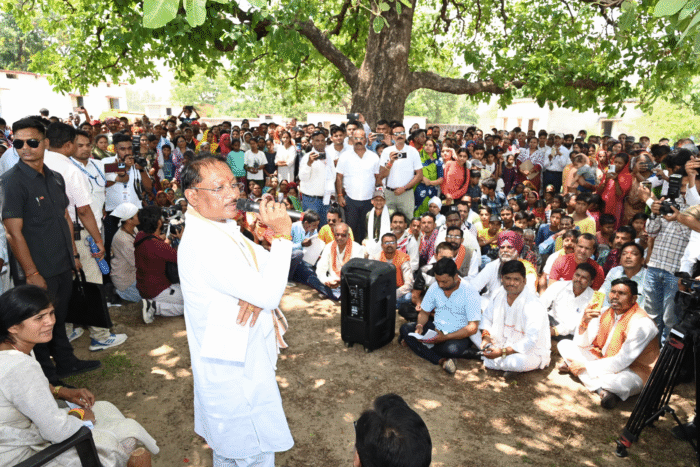 CM Vishnu: Do your work or be ready to be suspended, CM's helicopter suddenly landed in Chukatipani village of GPM district under a Mahua tree