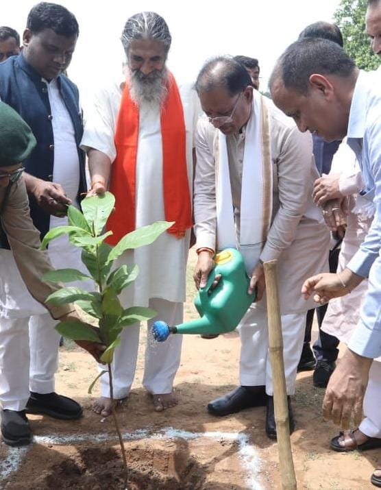World Environment Day : मुख्यमंत्री साय ने लगाया बादाम का पौधा…लोगों से ‘एक पेड़ मां के नाम’ अभियान से जुड़ने की अपील