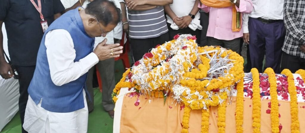Floral Wreath Laying : मुख्यमंत्री विष्णु देव साय ने शहीद एएसपी आकाश राव गिरपुंजे के निवास पहुंचकर दी श्रद्धांजलि, शहीद एएसपी गिरपुंजे के पार्थिव देह पर पुष्प चक्र अर्पित कर दी श्रद्धांजलि, परिवारजनों में मिलकर ढांढस बंधाया