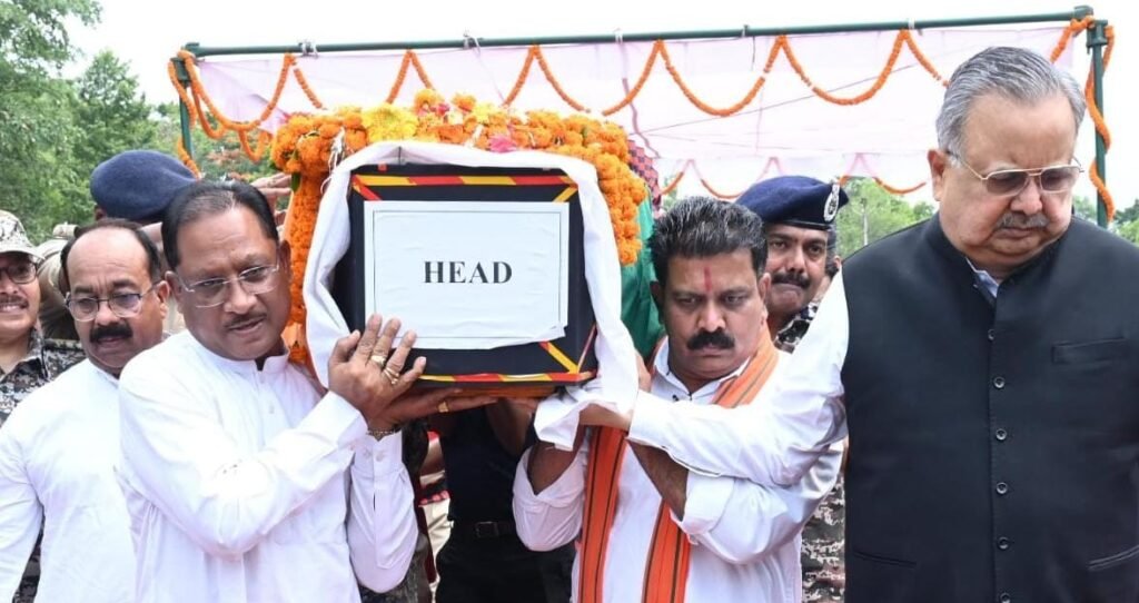 Last Farewell : मुख्यमंत्री ने शहीद एएसपी आकाश राव गिरपुंजे को दी श्रद्धांजलि, पार्थिव शरीर को कंधा देकर दी अंतिम विदाई