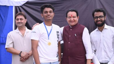 MLA: MLA Dr. Agarwal honored NEET student Vijay Utsav