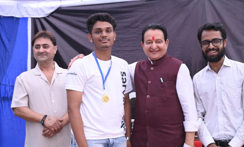 MLA: MLA Dr. Agarwal honored NEET student Vijay Utsav