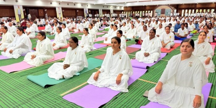 Yoga Festival : योग दिवस पर जिला प्रशासन एवं समाज कल्याण विभाग का संयुक्त आयोजन…ब्रह्माकुमारी संस्थान के साधकों ने वायुमण्डल में शान्ति एवं पवित्रता के प्रकम्पन फैलाए…पूरे विश्व में आठ लाख लोग राजयोग अपनाकर तनावमुक्त जीवन जी रहे… बीके सविता दीदी