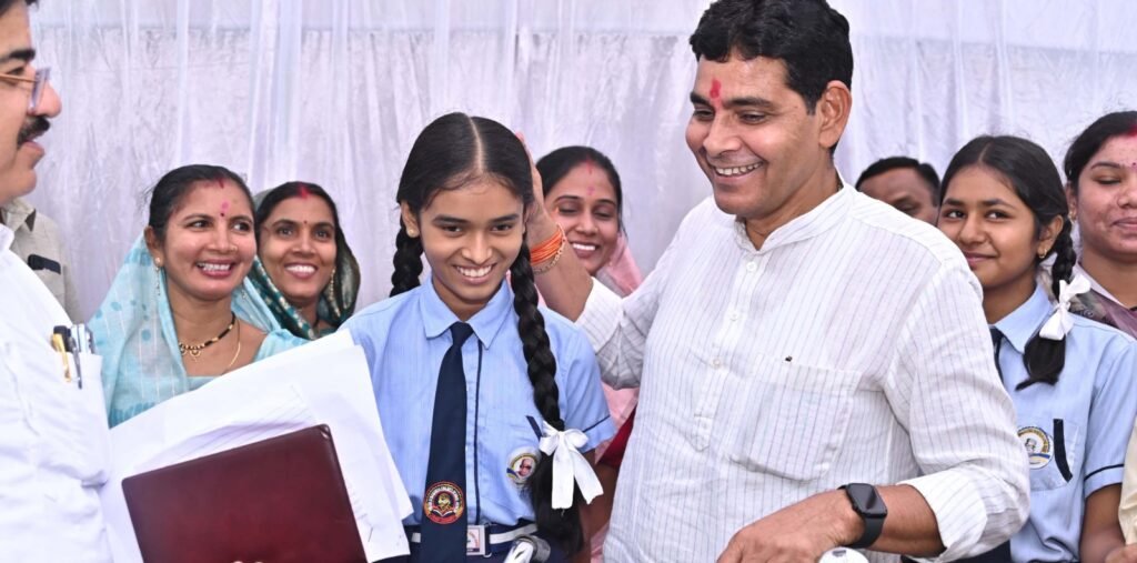 Revenue Minister Tankram Verma : एक विचार आपका जीवन बदल सकता है, जिला स्तरीय शाला प्रवेशोत्सव में मेधावी छात्रों को किया सम्मानित