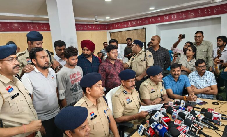 CRIME NEWS: 4 people including a lawyer and his wife have been arrested for murdering their client. They committed the murder in a rented house in Indraprastha Colony under DD Nagar police station area.