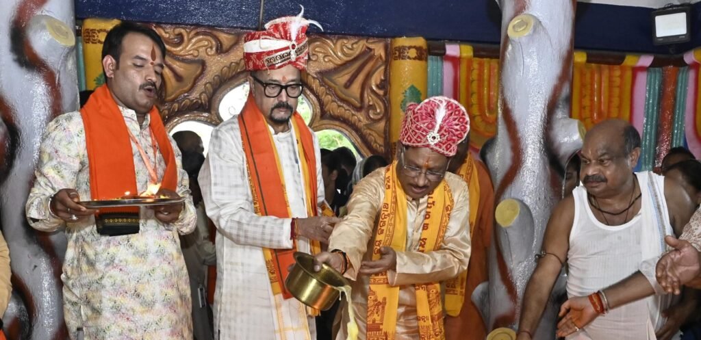 Rathyatra 2025 : मुख्यमंत्री विष्णु देव साय भगवान जगन्नाथ की रथ यात्रा में हुए शामिल, छेरापहरा की रस्म अदायगी कर मांगा प्रदेशवासियों के लिए आशीर्वाद