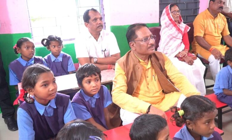 CG Smart School: Chief Minister Vishnu Dev Sai inaugurated the Sampark Smart School and Smart Block program. The Chief Minister sat among the children and recalled his childhood. Smart kits were given to 50 schools of Jashpur, the Chief Minister called the education revolution a milestone.