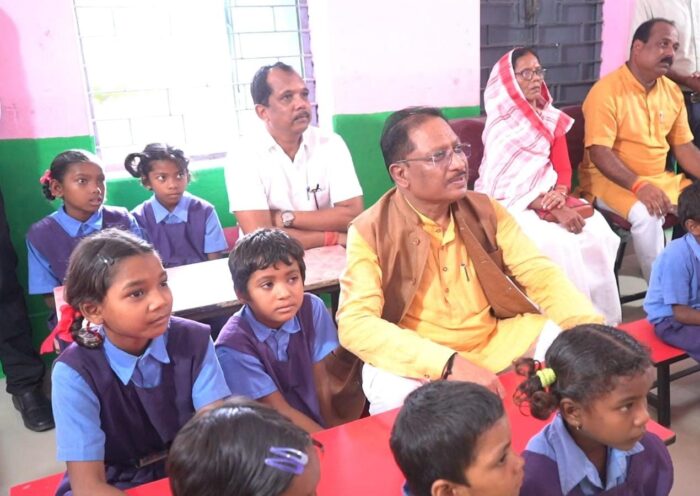 CG Smart School: Chief Minister Vishnu Dev Sai inaugurated the Sampark Smart School and Smart Block program. The Chief Minister sat among the children and recalled his childhood. Smart kits were given to 50 schools of Jashpur, the Chief Minister called the education revolution a milestone.