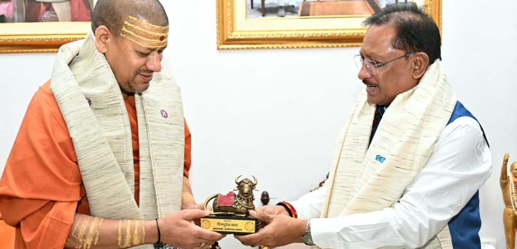 Courtesy Meet : मुख्यमंत्री विष्णु देव साय से निरंजन पीठाधीश्वर महामंडलेश्वर डॉ. स्वामी कैलाशनंद गिरी जी महाराज ने की सौजन्य भेंट