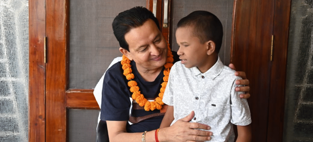 Courtesy Gift : दृष्टिबाधित बालक हिमांशु ने विधायक डॉ संपत अग्रवाल से की सौजन्य भेंट, मिला आत्मीय स्नेह और समर्थन, विधायक डॉ संपत अग्रवाल ने हिमांशु को दिया मार्गदर्शन, कहा-हर संभव सहयोग मिलेगा