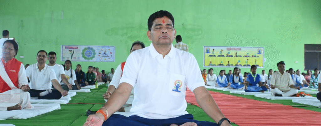 11th International Yoga Summit : राजस्व मंत्री टंकराम वर्मा के साथ जिलेवासियों ने किया सामुहिक योगाभ्यास, “एक पृथ्वी-एक स्वास्थ्य“ थीम पर मनाया गया ग्यारहवां अंतर्राष्ट्रीय योग दिवस, मंत्री वर्मा ने इन्डोर स्टेडियम परिसर में रक्त चंदन का पौधरोपण किया