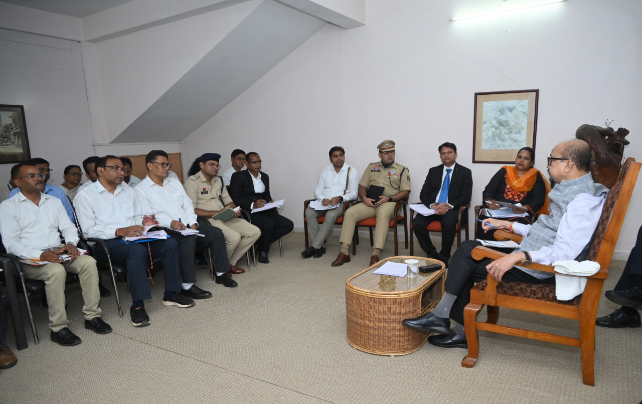 Review Meeting: Governor took stock of the development work of adopted village Sonpuri in Khairagarh district, special emphasis was given on health, education, water supply, agriculture and self-help groups