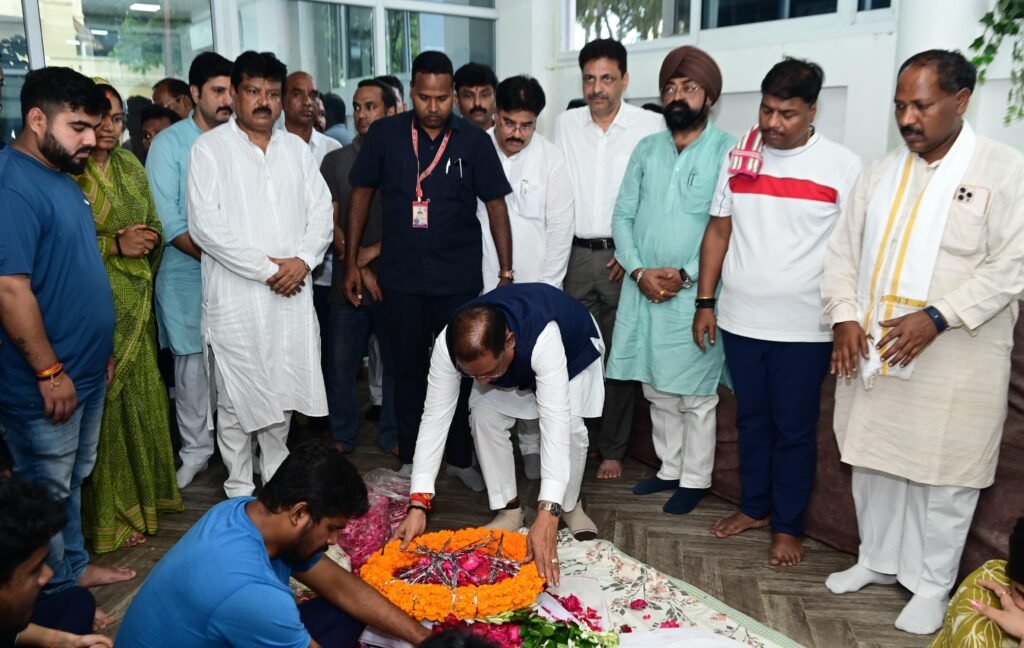 CM Vishnu Dev ने स्वर्गीय निखिल कश्यप को दी श्रद्धांजलि…शोक संतप्त परिजनों से की मुलाकात