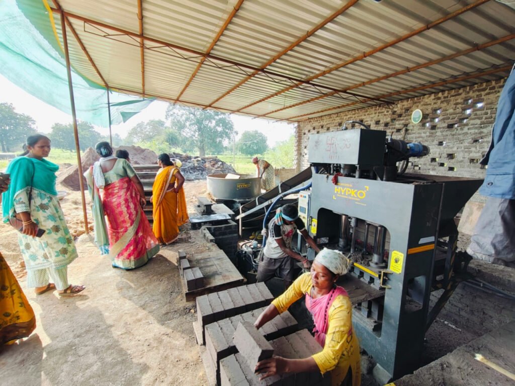 Self Help Groups : स्व सहायता समूह की दीदी आजीविका मूलक गतिविधियों से जुड़ कर बनी आत्मनिर्भर