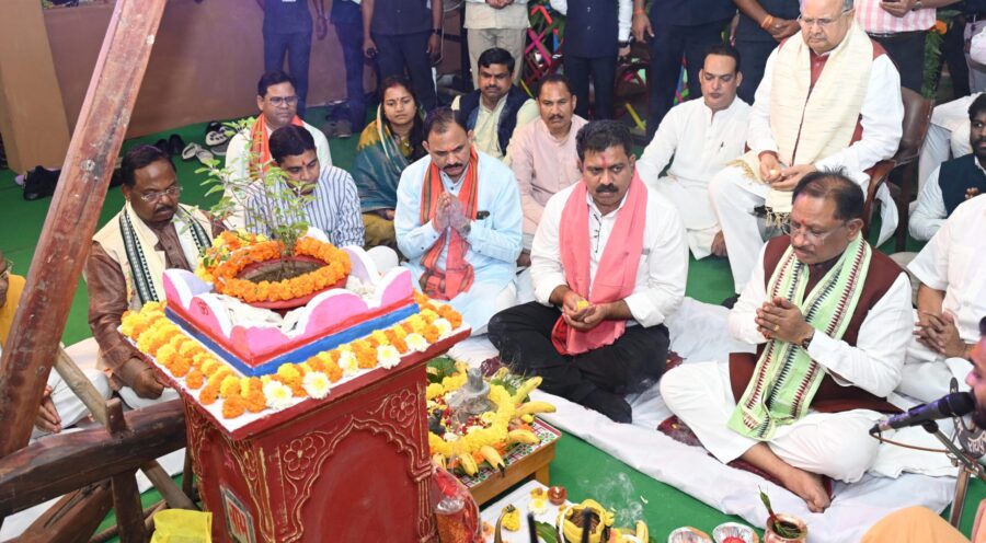Hareli Utsav: CM Sai worshipped Gauri-Ganesh, Navgrah and anointed Lord Shiva at the Chief Minister's residence