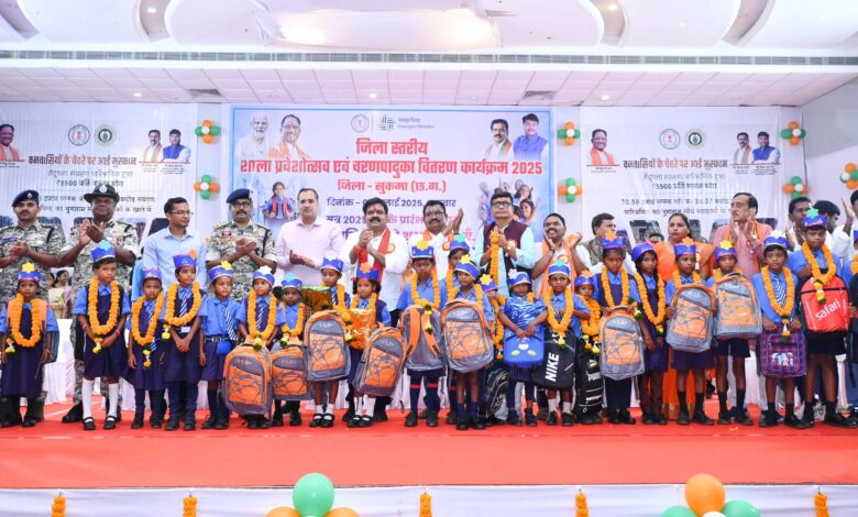 Sukma: Deputy Chief Minister Vijay Sharma participated in the school admission festival and Charan Paduka distribution program in Sukma district, now the time has come when the light of education and development will reach every village - Deputy Chief Minister Vijay Sharma