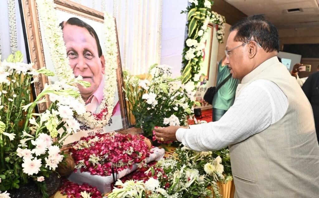 Paid Tribute : मुख्यमंत्री साय ने पद्मश्री डॉ. सुरेंद्र दुबे को अर्पित की श्रद्धांजलि, सभी को हँसाने वाला कवि हमें रुलाकर चला गया – मुख्यमंत्री साय