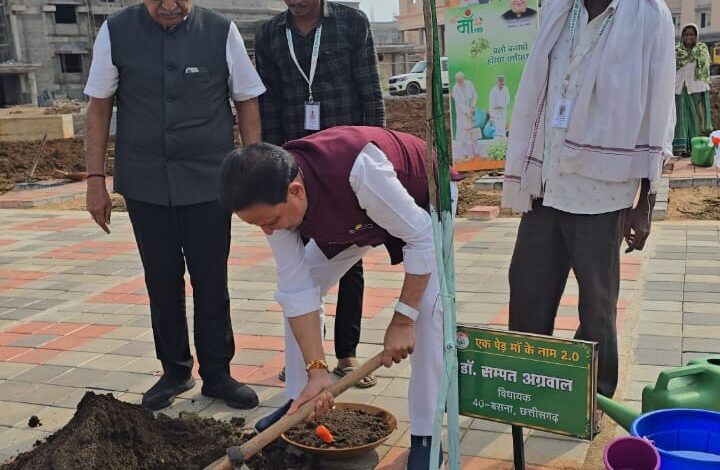 MLA Dr. Sampat Aggarwal: MLA Dr. Sampat Aggarwal did emotional plantation, said- greenery dedicated to mother's love, one tree in the name of mother, every plant tells a story, this time planted in the name of mother