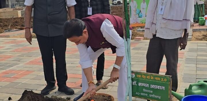 MLA Dr. Sampat Aggarwal : विधायक डॉ संपत अग्रवाल ने किया भावनात्मक पौधरोपण,कहा-माँ की ममता को समर्पित हरियाली, एक पेड़ माँ के नाम, हर पौधा एक कहानी कहता है, इस बार माँ के नाम लगाया