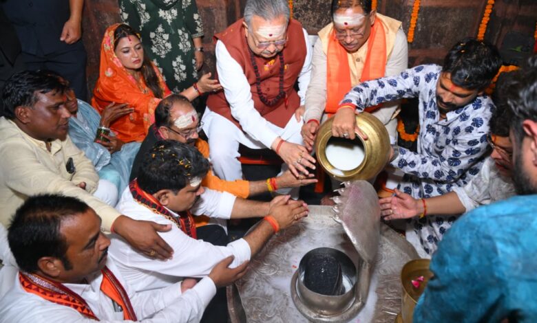 Bhoramdev resounded with Har Har Mahadev: Chief Minister Vishnudev Sai gave a grand welcome to thousands of Kanwariyas by showering flowers from a helicopter