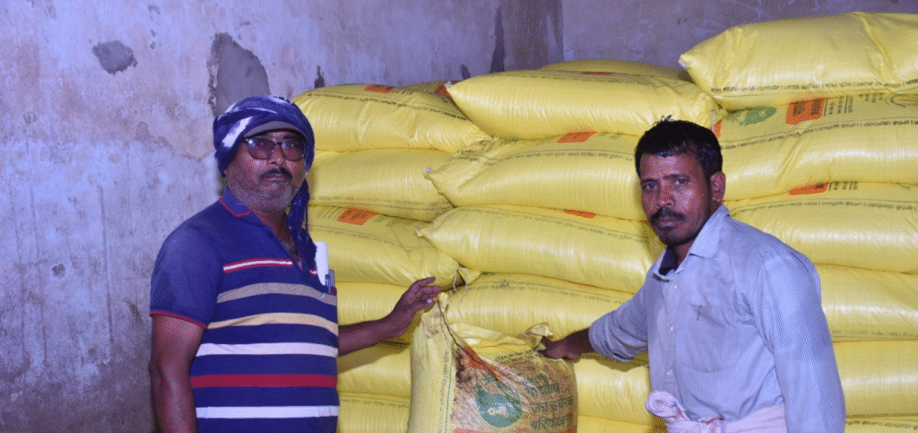 CG Farmer’s : अच्छी उपज की कामना के साथ किसान कृषि कार्य में जुटे किसान, खेती-किसानी के लिए पर्याप्त मात्रा में खाद-बीज मिलने पर किसानों में प्रसन्नता,  रामकुमार एवं रूपेन्द्र ने खाद मिलने पर संतुष्टि जाहिर की