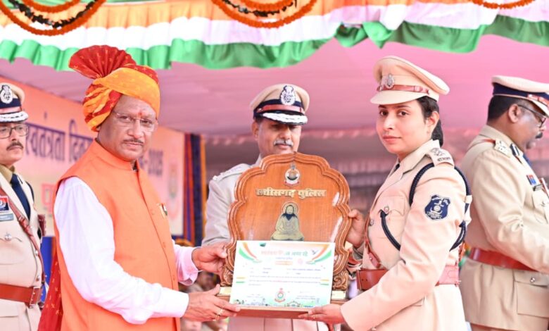 Independence Day: Chief Minister honoured 35 police officers and jawans with police medals, 11 with Police Medal for Gallantry, 01 with President's Police Medal, 11 with Police Medal for Meritorious Service, 05 with Correctional Service Medal, 01 with Home Guard and Meritorious Service Medal and 06 officers and employees were decorated with State Level and Director General of Police Medals