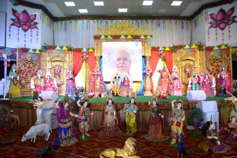 Shanti Sarovar Saddhu: Brahma Kumaris decorated a beautiful tableau in Shanti Sarovar Saddhu… A beautiful presentation of the episode “Tuladan of Shri Krishna” by child artists…