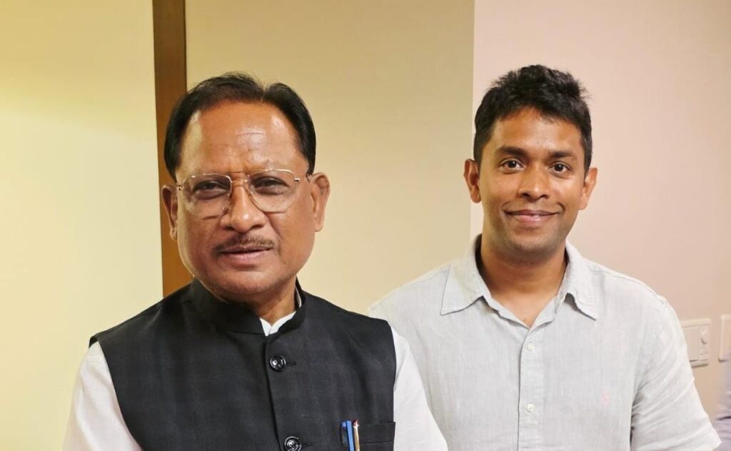 CM in Japan : बस्तर के होनहार अविनाश तिवारी से टोक्यो में मिले मुख्यमंत्री विष्णुदेव साय, छत्तीसगढ़ में उद्योग स्थापना को लेकर हुई सकारात्मक चर्चा