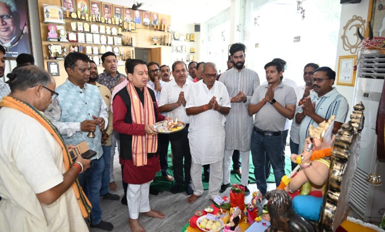 Ganesh Chaturthi: The grandeur of Ganesh installation in Basna MLA office, Dr. Sampat Agarwal performed Puja and prayers, gave best wishes to the people of the state