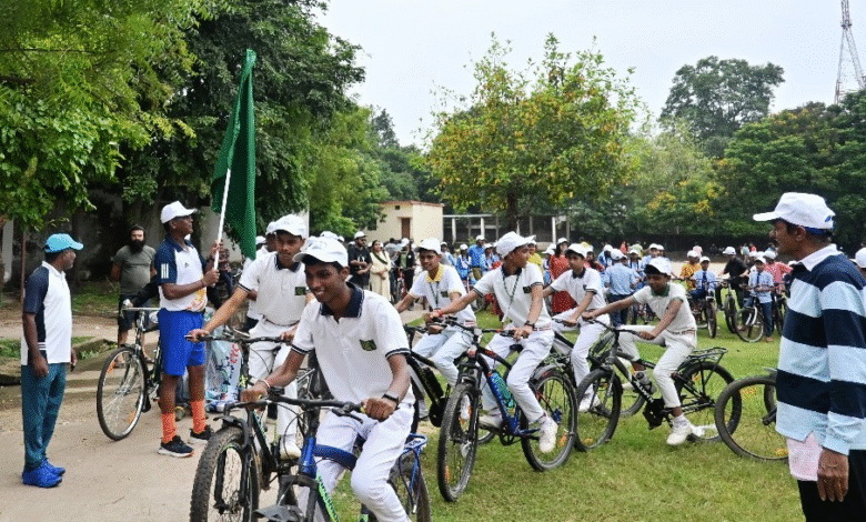 National Sports Day: Cycle rally organised on National Sports Day, school students and more than 300 players participated, enthusiastic participation of school students under Fit India "Sundays on Cycle"