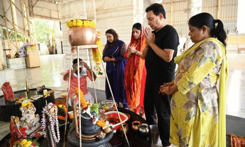MLA Dr. Sampat Aggarwal: Shiva worship on Rakshabandhan, MLA Dr. Sampat Aggarwal performed Rudrabhishek and wished for the prosperity of the people of the state, MLA Dr. Sampat Aggarwal took a pledge for the prosperity of Chhattisgarh by worshipping Shiva on Rakshabandhan