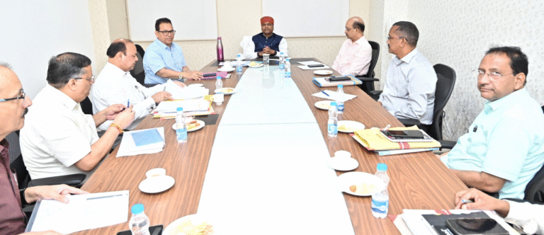 Minister Kedar Kashyap: Availability of urea fertilizer should be ensured on priority in districts with low stock, 3.37 lakh metric tonnes of urea has been distributed so far, more than 30 thousand tonnes remain in cooperative societies