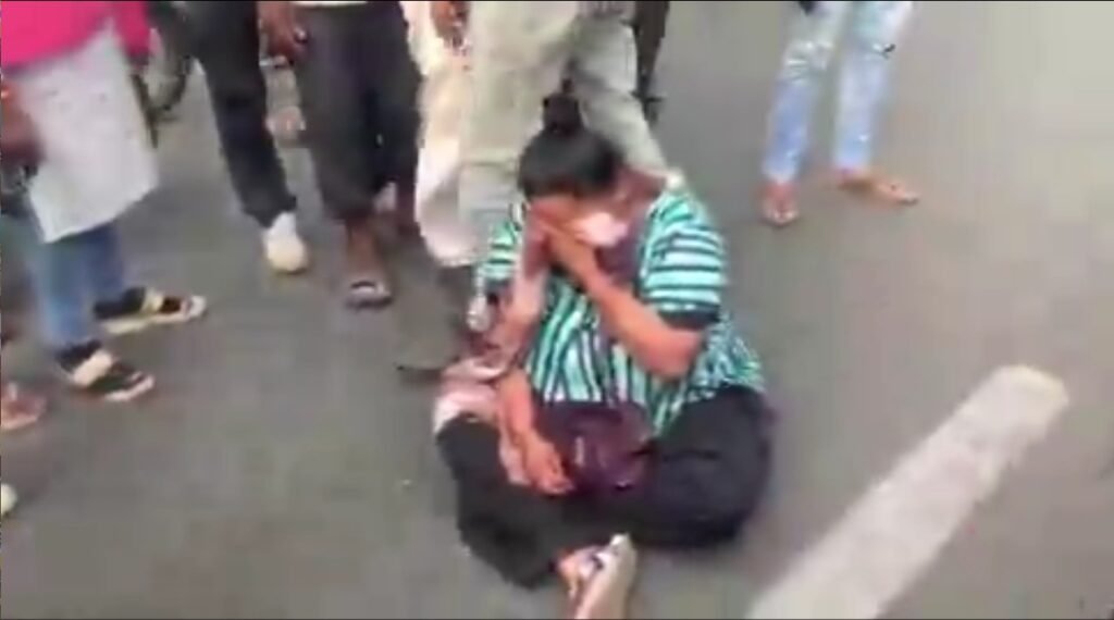 Dharna for Golgappa : ‘गोलगप्पा’ की जिद…! ₹20 में 6 नहीं मिले तो महिला ने सड़क पर लगाया धरना…पुलिस को करना पड़ा हस्तक्षेप…यहां देखें Video