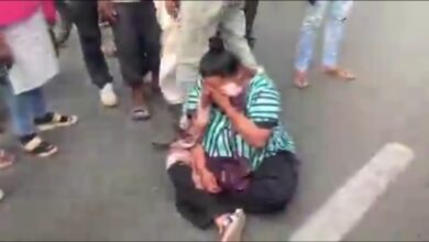 Dharna for Golgappa: A woman's insistence on 'Golgappa'...! Unable to find six for ₹20, she staged a sit-in on the street... Police had to intervene... Watch the video here.