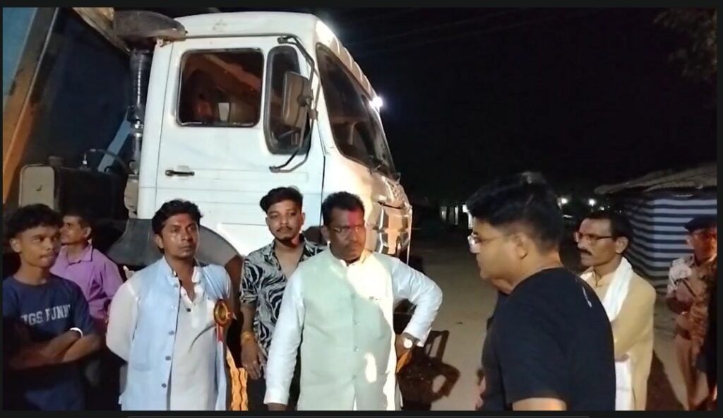 Illegal Sand Mining : राजिम में अवैध रेत खनन पर एक्शन…! सड़क पर उतरे BJP MLA…हाइवा को रोका और पुलिस को सौंपा…यहां देखें Video