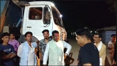 Illegal Sand Mining: Action on illegal sand mining in Rajim...! BJP MLAs took to the streets...stopped the Hiva and handed it over to the police...watch the video here
