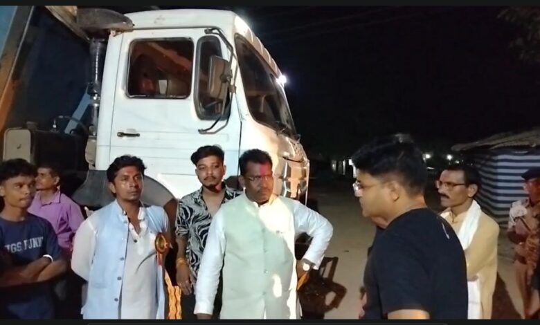 Illegal Sand Mining: Action on illegal sand mining in Rajim...! BJP MLAs took to the streets...stopped the Hiva and handed it over to the police...watch the video here
