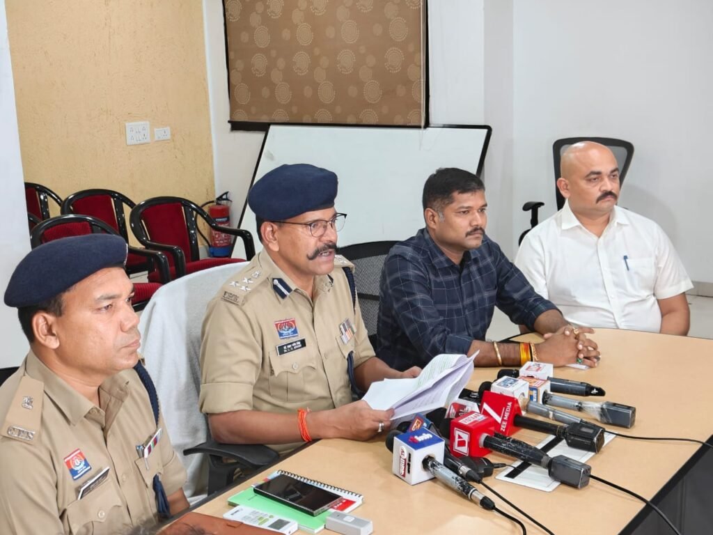 Promotion of Nude Party : रायपुर में अश्लील पार्टी की प्लानिंग…! MP से आया मास्टरमाइंड गिरफ्तार…रायपुर पुलिस की बड़ी कार्रवाई…यहां देखें Video