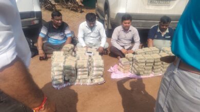 Police Action: A cache of 500-rupee notes found in a car traveling from Raipur to Gujarat! Police promptly seized a large consignment... 4 arrested... Watch here.