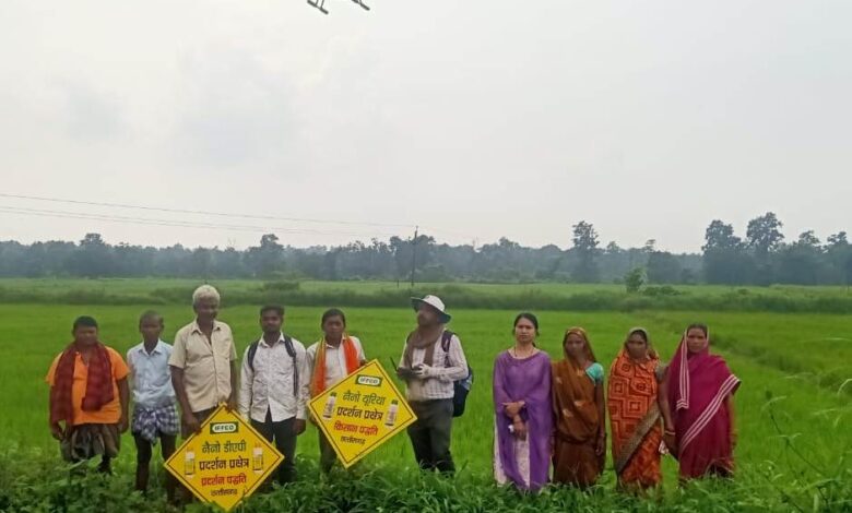 Promotion of Nano Fertilizers: Demonstrations are underway to spray nano urea in fields! Farmers are being taught the spraying method and its benefits.