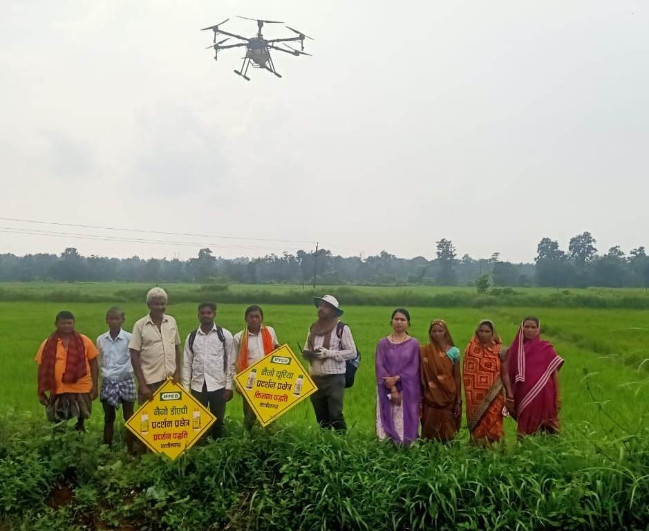 Promotion of Nano Fertilizers : खेतों में नैनो यूरिया छिड़काव का चल रहा प्रदर्शन…! किसानों को बता रहे छिड़काव का तरीका और लाभ
