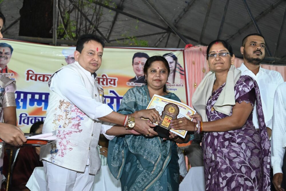 Teacher Honor: A grand Teacher Honor Ceremony was organized in Pithora...! MLA Dr. Sampat Agarwal said, "Teachers are the builders of the nation."